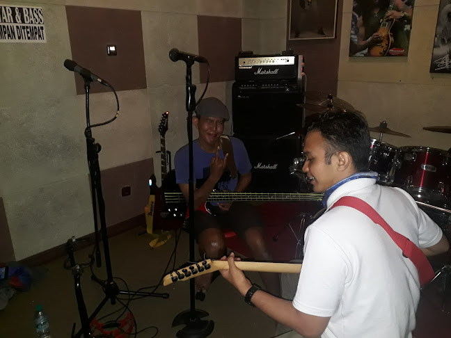 Opinii despre Chanel 27 Music Studio & Cafe în Surabaya - Gastronomi dan perhotelan