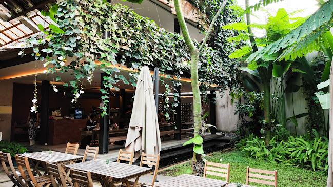 3JX5+6W2, Jl. Sawunggaling No.5, Tamansari, Kec. Bandung Wetan, Kota Bandung, Jawa Barat 40116