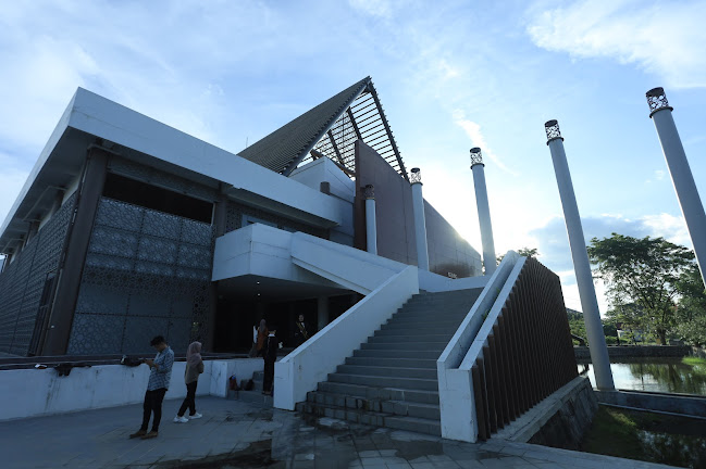 W8QW+WHH Gerai Untan Hub, Jl. Profesor Dokter H. Hadari Nawawi, Bansir Laut, Kec. Pontianak Tenggara, Kota Pontianak, Kalimantan Barat 78115