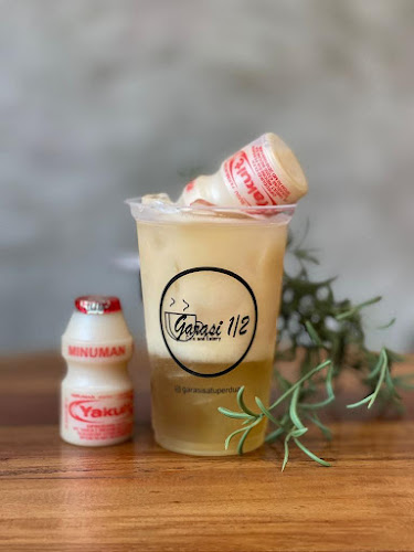 Opinii despre Garasi 1/2 Cafe and Eatery în Surabaya - Gastronomi dan perhotelan