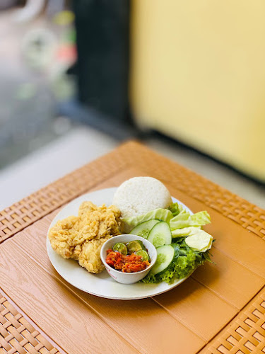 Geprek dan penyetan MomGwyn Patuha Raya