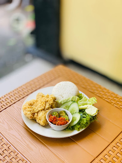 Geprek dan penyetan MomGwyn Patuha Raya