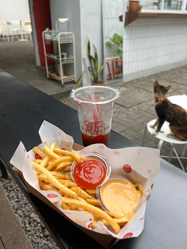 Jl. Natuna No.47, Kb. Pisang, Kec. Sumur Bandung, Kota Bandung, Jawa Barat 40112