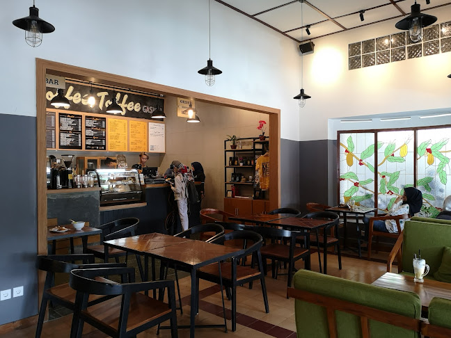 Jl. Surapati No.37, Lebakgede, Kecamatan Coblong, Kota Bandung, Jawa Barat 40132