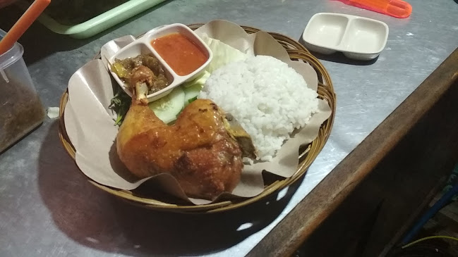 Lalapan Bebek Dan Ayam Goreng Spesial Sambal Ijo Mas Toni - Gastronomi dan perhotelan