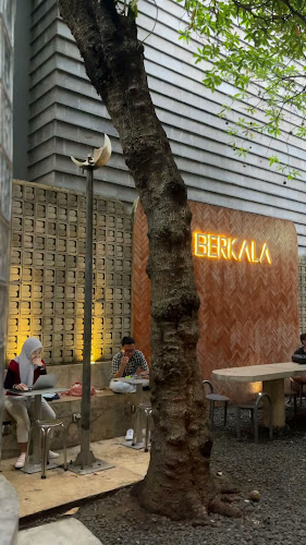 Opinii despre Berkala Coffee Bintaro în Kota Tangerang Selatan - Gastronomi dan perhotelan