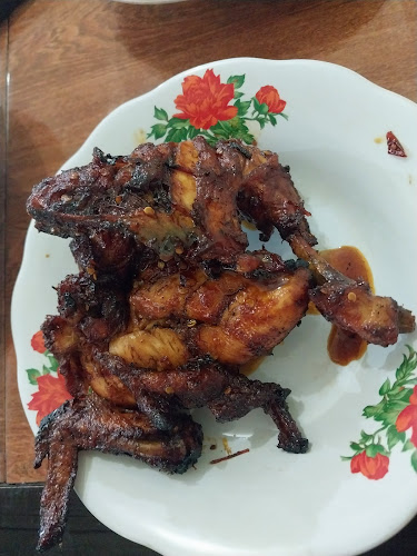 Opinii despre Warung Makan Ayam Bakar Bu Wati în Kota Salatiga - Gastronomi dan perhotelan