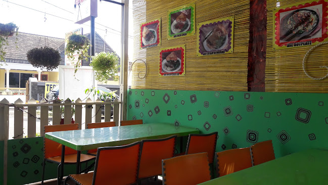 Opinii despre Dewi - Eat & Relax în Kota Bandar Lampung - Gastronomi dan perhotelan