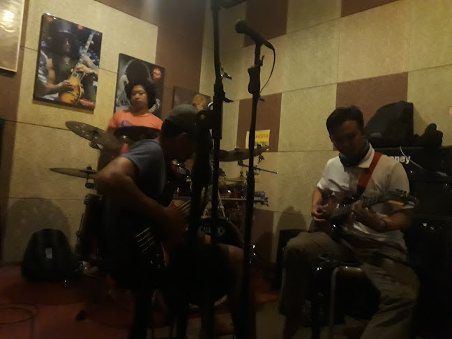 Comentarii opinii despre Chanel 27 Music Studio & Cafe