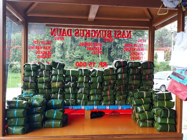 Nasi bungkus daun ( GM ) gonjong merah Depan SMA 5 Bukittinggi