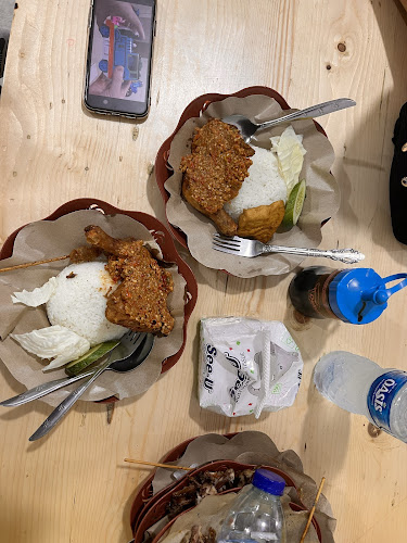 Opinii despre Ayam Gepuk Pak Gembus Airlangga University în Surabaya - Gastronomi dan perhotelan