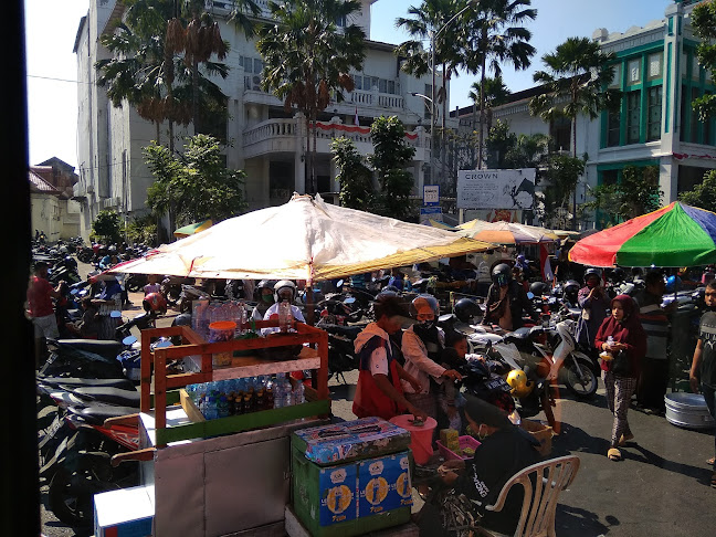 Pasar Pagi Tugu Pahlawan - Gastronomi dan perhotelan