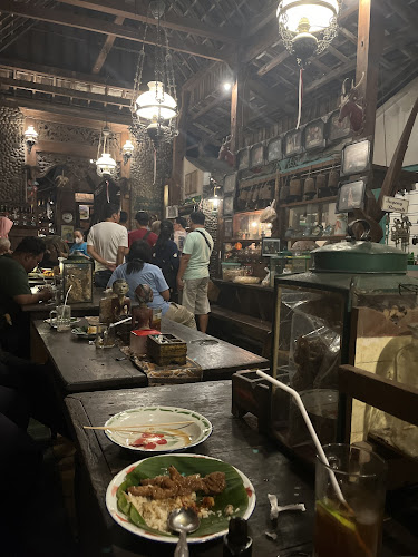 Jl. Srigading I No.20, Mangkubumen, Kec. Banjarsari, Kota Surakarta, Jawa Tengah 57139