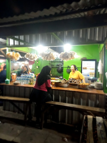 Opinii despre Warung Penyetan Bu Erna în Surabaya - Gastronomi dan perhotelan
