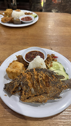 AYAM BAKAR WONG SOLO RUNGKUT MADYA - Gastronomi dan perhotelan