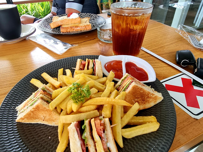 Opinii despre Emerald Tree Resto & Coffee Bar în Kota Tangerang Selatan - Gastronomi dan perhotelan