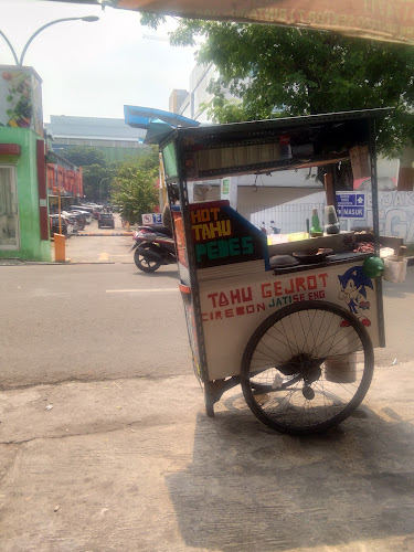 Opinii despre Tahu Gejrot Bang Candra în Kota Tangerang Selatan - Gastronomi dan perhotelan