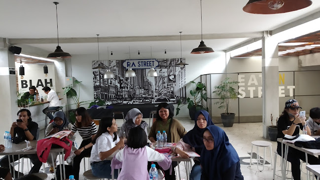 RA Street - Gastronomi dan perhotelan