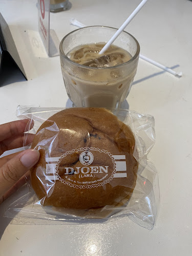 Djoen Bakery, Coffee & Resto sedjak 1935 - Gastronomi dan perhotelan