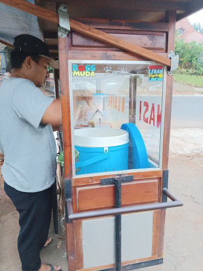 Nasi Kuning Depan Pom Bensin