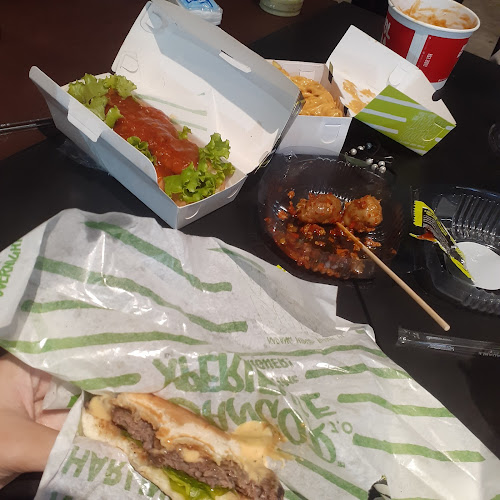 Opinii despre Burger Bangor Tandes în Surabaya - Gastronomi dan perhotelan