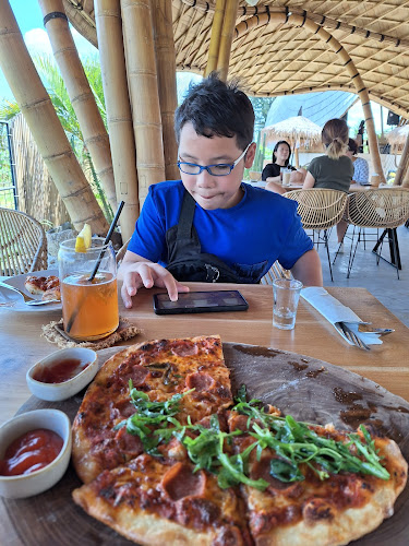 Hago Beach - Gastronomi dan perhotelan