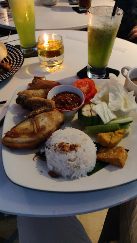 Opinii despre Emerald Tree Resto & Coffee Bar în Kota Tangerang Selatan - Gastronomi dan perhotelan