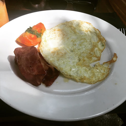 Opinii despre Monalisa Cafe în Kota Denpasar - Gastronomi dan perhotelan