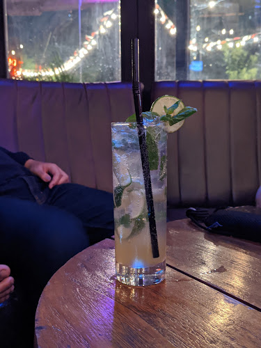 Opinii despre Lava Bar & Kitchen în Kota Surakarta - Gastronomi dan perhotelan