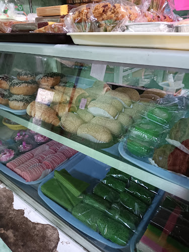 Opinii despre Toko Kue Basah Bu Dollah în Kota Malang - Gastronomi dan perhotelan