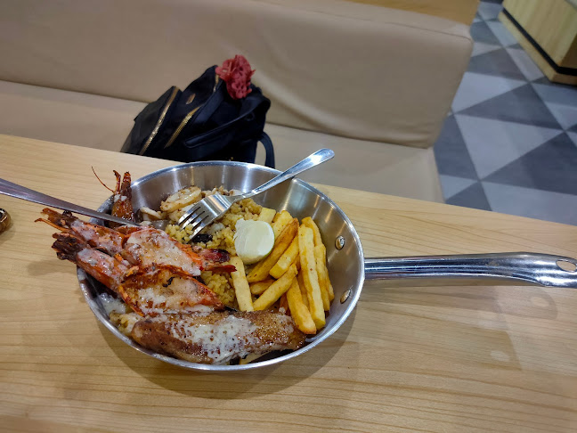 GC5X+QQR, Jl. Jend. Sudirman, Wonorejo, Kec. Marpoyan Damai, Kota Pekanbaru, Riau 28121