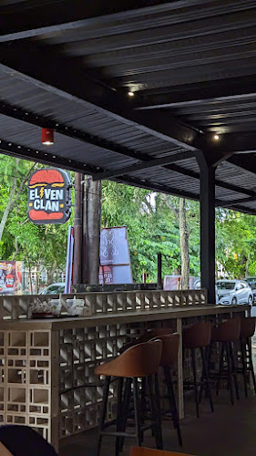 ELEVEN CLAN BURGER - Gastronomi dan perhotelan
