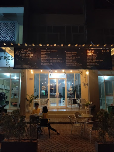 Opinii despre KOMOREBI CAFE & RESTO în Kota Depok - Gastronomi dan perhotelan