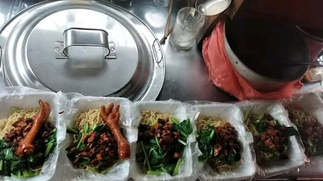 Opinii despre Mie Ayam Ngebrow în Kota Tangerang - Gastronomi dan perhotelan