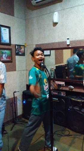 Chanel 27 Music Studio & Cafe - Gastronomi dan perhotelan