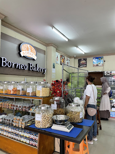 Toko Roti Borneo - Gastronomi dan perhotelan