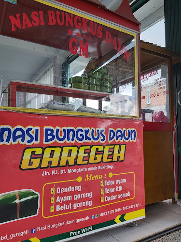 Nasi bungkus daun ( GM ) gonjong merah Depan SMA 5 Bukittinggi - Gastronomi dan perhotelan