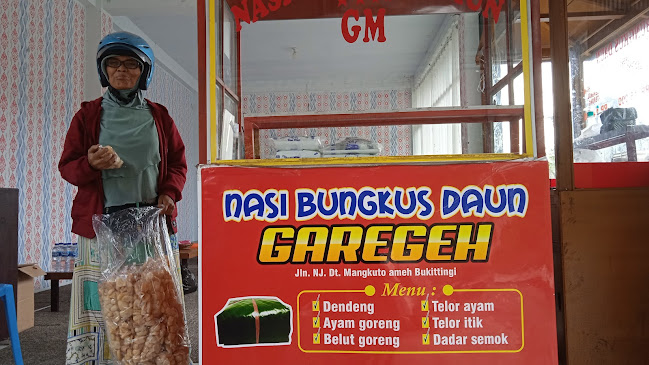 Nasi bungkus daun ( GM ) gonjong merah Depan SMA 5 Bukittinggi