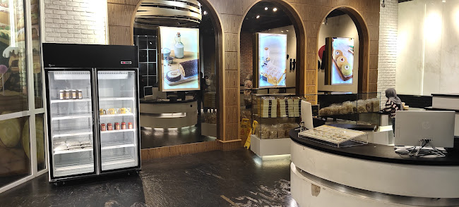 Bolu Meranti - Gastronomi dan perhotelan