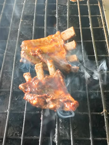 Iga bakar babi mahanadi - Gastronomi dan perhotelan