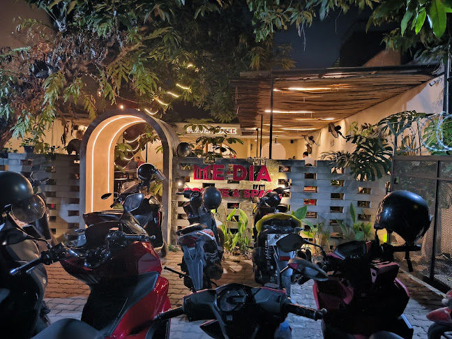 Me.Dia Coffee and Space - Gastronomi dan perhotelan