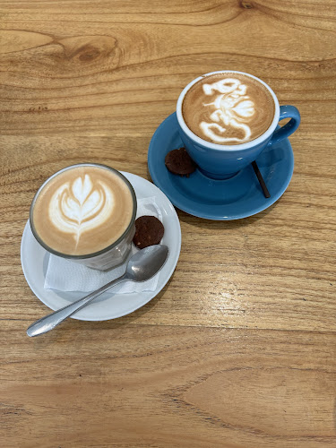 Opinii despre Emerald Tree Resto & Coffee Bar în Kota Tangerang Selatan - Gastronomi dan perhotelan