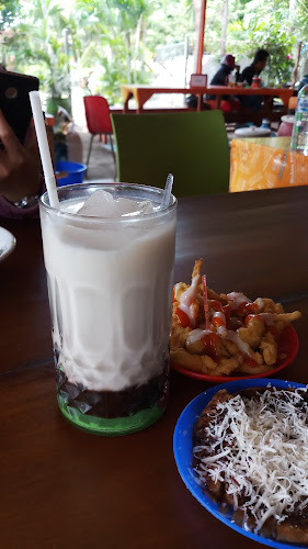 Opinii despre Sentra Wisata Kuliner Taman Prestasi în Surabaya - Gastronomi dan perhotelan