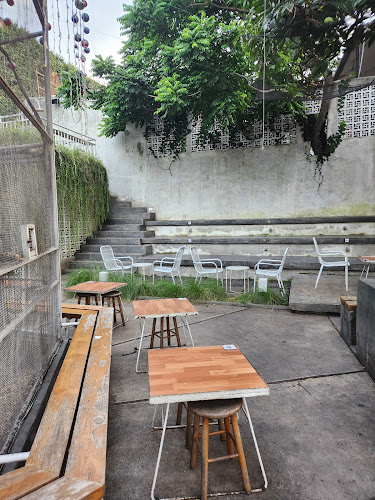 Opinii despre Dadi's Coffee Garden în Kota Depok - Gastronomi dan perhotelan