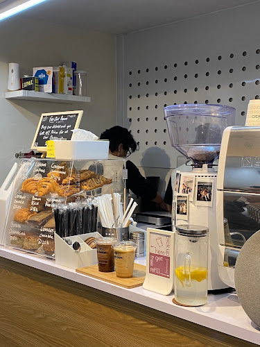 Opinii despre mania(c) plain place în Kota Makassar - Gastronomi dan perhotelan