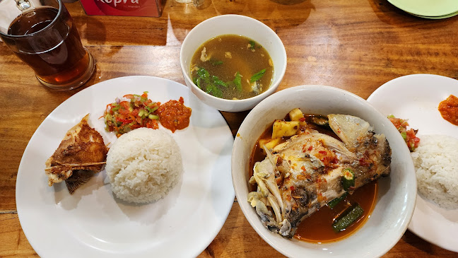 Warung Bambu Lulu Sop Kepala Ikan