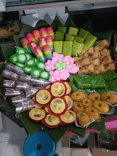 Opinii despre Toko Kue Basah Bu Dollah în Kota Malang - Gastronomi dan perhotelan