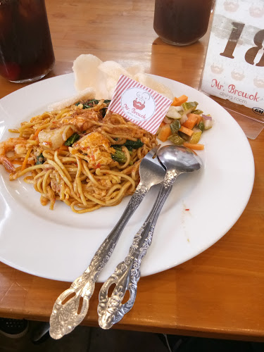 Jalan Jenderal Sudirman.321 Sumahilang, Cinta Raja, Kec. Sail, Kota Pekanbaru, Riau 28131