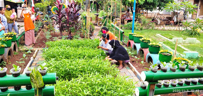 Wahyoo Rumah Makan Sunda Ibu Emi / Mak Em - Gastronomi dan perhotelan
