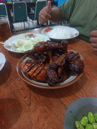 Comentarii opinii despre Warung Makan Ayam Bakar Bu Wati